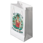 私が必要なのはヨガとヤーヌのフレーズだけだ スモールペーパーバッグ (正面アングル)