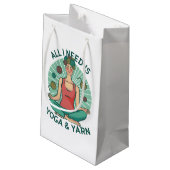 私が必要なのはヨガとヤーヌのフレーズだけだ スモールペーパーバッグ (裏面アングル)