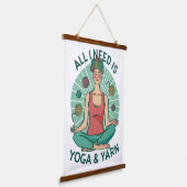 私が必要なのはヨガとヤーヌのフレーズだけだ 吊り下げ型タペストリー (傾斜あり)