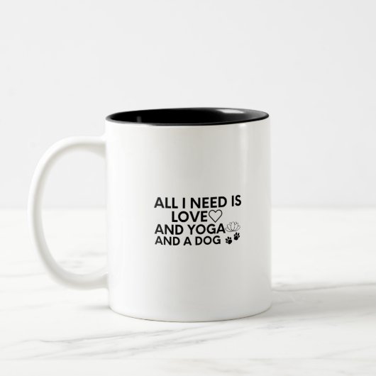 私が必要なのは愛とヨガと犬の愛ヨガだけだ ツートーンマグカップ (左)