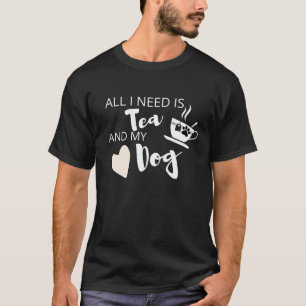 私が必要なのは紅茶と私の犬の黒おもしろいだけ Tシャツ