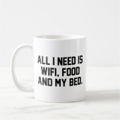 私が必要なのはWifiと食べ物とベッドだけだ コーヒーマグカップ (左)
