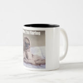 私が急に燃え上がる線維筋痛のコーヒー・マグである時 ツートーンマグカップ (正面右)