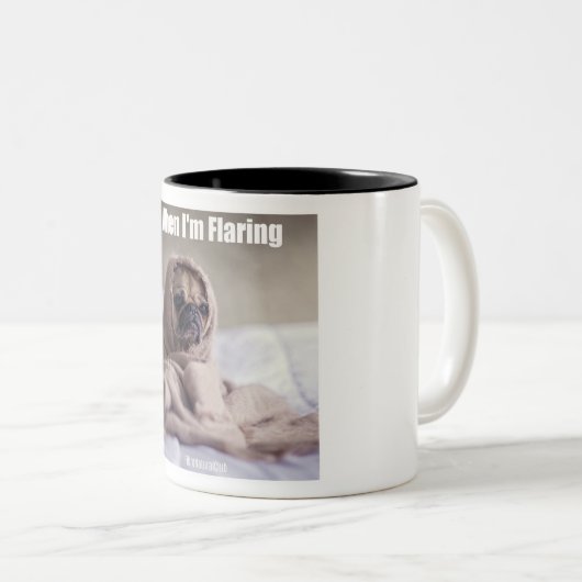 私が急に燃え上がる線維筋痛のコーヒー・マグである時 ツートーンマグカップ (正面右)