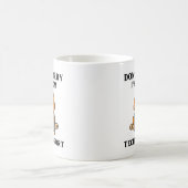 私が技術サポートの人であることを心配しない コーヒーマグカップ (中央)