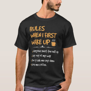 私が最初に私のコーヒーカフェインを起こ与えす時の規則 Tシャツ