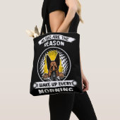 私が毎朝起きる理由は3匹の犬だ トートバッグ (クローズアップ)