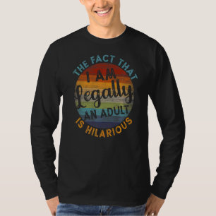 私が法的に大人だという事実は笑わされる Tシャツ