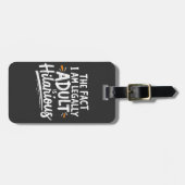 私が法的に大人であるという事実は笑わされる、 ラゲッジタグ (正面横)