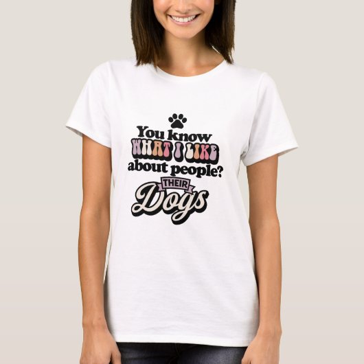 私が犬を飼っている人の好きな事を知っているだろうおもしろい Tシャツ (正面)