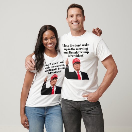 私が目を覚ますと大好きドナルド・トランプは大統領である Tシャツ (ユニセックス)