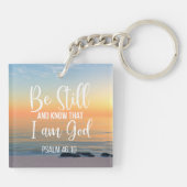 私が神であることを静かに知りなさい キーホルダー (裏面)