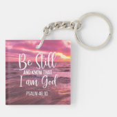 私が神であることを静かに知りなさい キーホルダー (裏面)