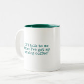 私が私の朝のコーヒーを持っている前に私に話さないで下さい ツートーンマグカップ (正面左)