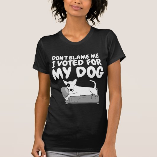 私が私の犬のTシャツに投票したことを非難しない Tシャツ (正面)