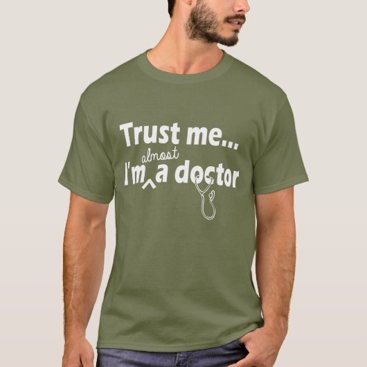 私が私ほとんど医者であることを信頼して下さい Tシャツ (正面)
