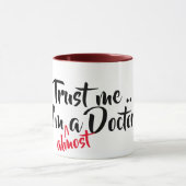 私が私ほとんど医者のクールな医学のしゃれのマグであることを信頼して下さい マグカップ (中央)