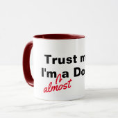 私が私ほとんど医者の医学のしゃれのおもしろマグカップであることを信頼して下さい マグカップ (正面左)