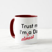 私が私ほとんど医者の医学のしゃれのおもしろマグカップであることを信頼して下さい マグカップ (正面左)