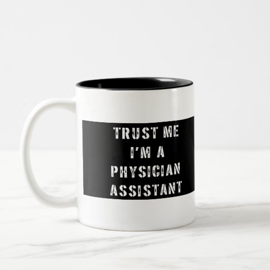 私が私医者の助手のマグであることを信頼して下さい ツートーンマグカップ (左)