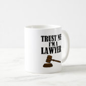 私が私弁護士のおもしろいな人のワイシャツであることを信頼して下さい コーヒーマグカップ (正面右)