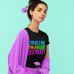 私が私美容師であることを信頼して下さい Tシャツ<br><div class="desc">cosmetologyの学校をちょうど卒業し、サロンの毛を切る美容師のためのおもしろいなギフト。 小さい美容師のユーモア。 私を、私ありますおもしろい、明るいネオン色で書かれる美容師が信頼して下さい。</div>