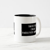 私が私設備マネージャーであることを信頼して下さい ツートーンマグカップ (正面右)