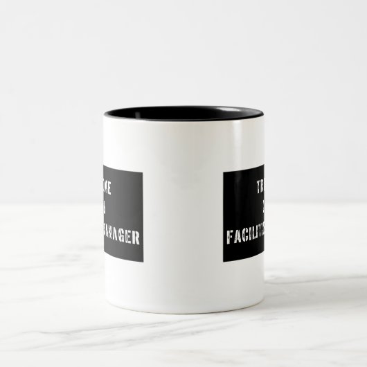 私が私設備マネージャーであることを信頼して下さい ツートーンマグカップ (中央)