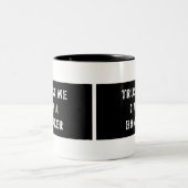 私が私銀行家のマグであることを信頼して下さい ツートーンマグカップ (中央)