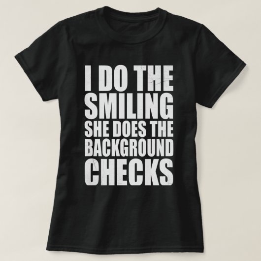 私が笑顔で彼女が身元調査 Tシャツ (デザイン正面)