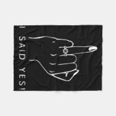 私が言った、婚約者、E バチェロレッテパーティー 婚約指輪 F フリースブランケット (正面(横))