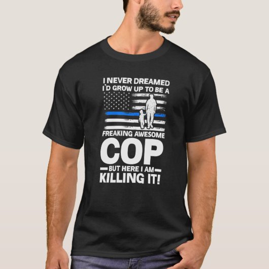 私が警官Cになるなんて夢にも思わなかった Tシャツ (正面)