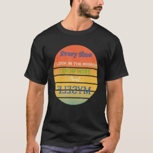 私が鏡を見るたびに私は詳しく知っている Tシャツ
