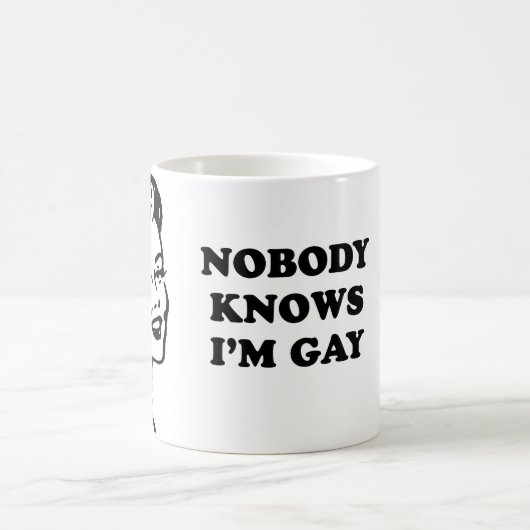 私が陽気であることをだれも知りません コーヒーマグカップ (中央)