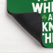 私が飲み物を飲み、パトリックのことを知っている マウスパッド (コーナー)