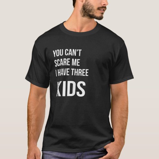 私が3人の子供を持っている私を怖がらせることはできおもしろいないパパ Tシャツ (正面)