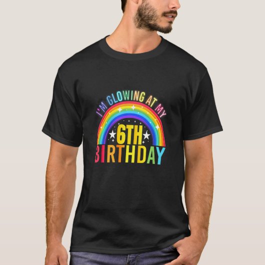 私が6歳白熱［赤熱］光を放つの誕生日パーティーに来た子供たち Tシャツ (正面)