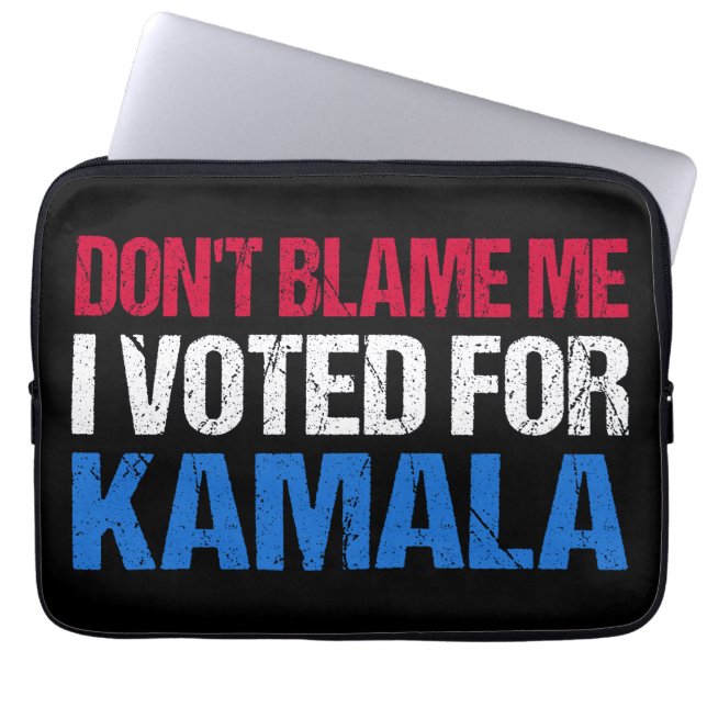 私がKamala Iに投票したことを責めるな ラップトップスリーブ (正面)