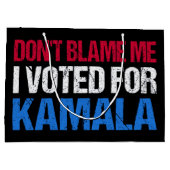 私がKamala Iに投票したことを責めるな ラージペーパーバッグ (裏面)
