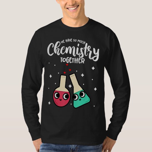 私たちおもしろいはバレンタインデーに化学を持っている Tシャツ (正面)