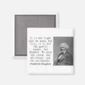 私たちが必要とする光ではない – Frederick Douglass。 マグネット (正面/裏面)