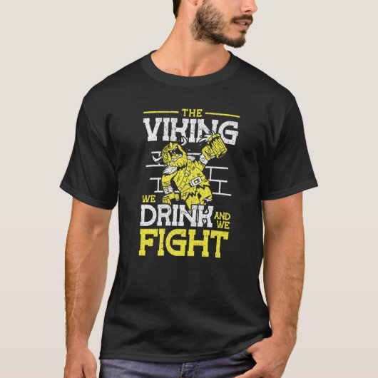 私たちが飲むバイキングと私たちはバイキングと戦う Tシャツ (正面)