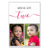 私たちが2人の子供の頃の写真 赤いスクリプト ウェディング テーブルナンバー (裏面)