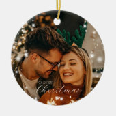 私たちきらめくの初めてのクリスマスのラウンド写真を点灯 セラミックオーナメント (正面)