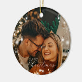 私たちきらめくの初めてのクリスマスのラウンド写真を点灯 セラミックオーナメント (左)