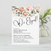 私たちだけで式を挙げました！ タイポグラフィー、ソフトな花束とゴールドの紙吹雪 招待状 (スタンド正面)