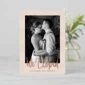 私たちだけの結婚式のお知らせ 実物の箔のヘッドライン 箔招待状 (立ち正面)