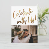 私たちと一緒に祝おう！ ミニマルゴールド手書きフォト 招待状 (スタンド正面)