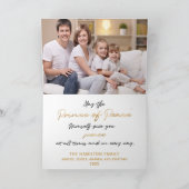 私たちにとって子供は手書きの生まれ金ゴールドのクリスマスだ シーズンカード (内部)