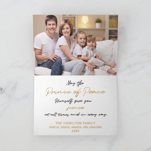 私たちにとって子供は手書きの生まれ金ゴールドのクリスマスだ シーズンカード (内部)